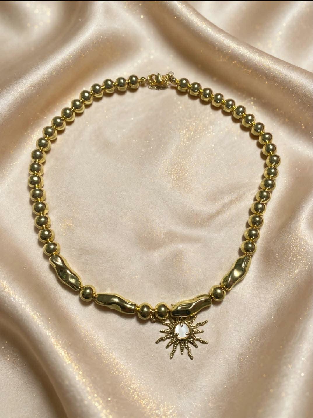 collar en forma de eclipse