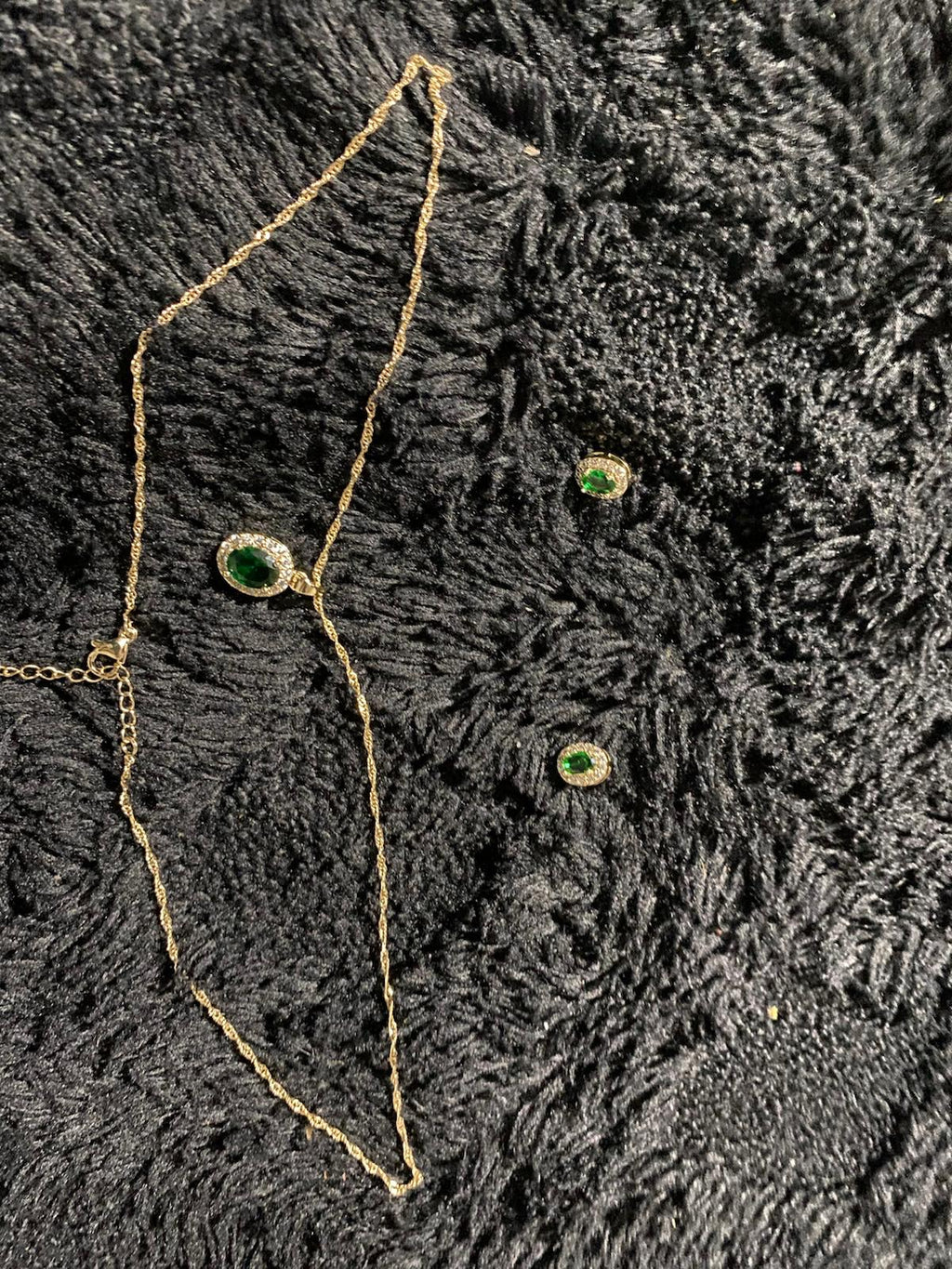 collar con dije verde y par de aretes