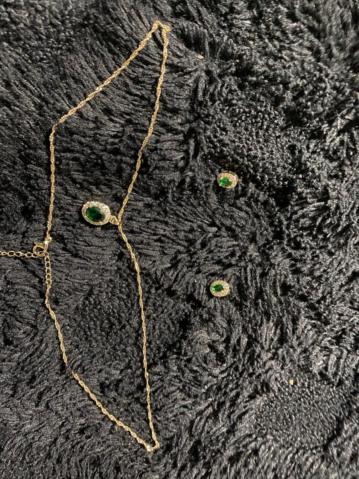 collar con dije verde y par de aretes